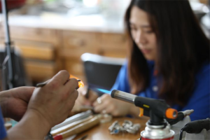 首尔在弘大戒指村制作特别的专属戒指（戒指工坊）
