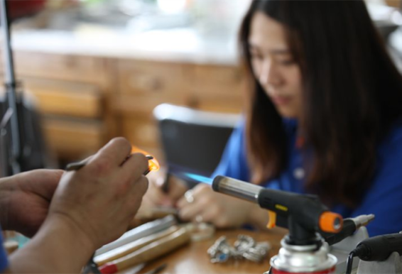 首尔在弘大戒指村制作特别的专属戒指（戒指工坊）